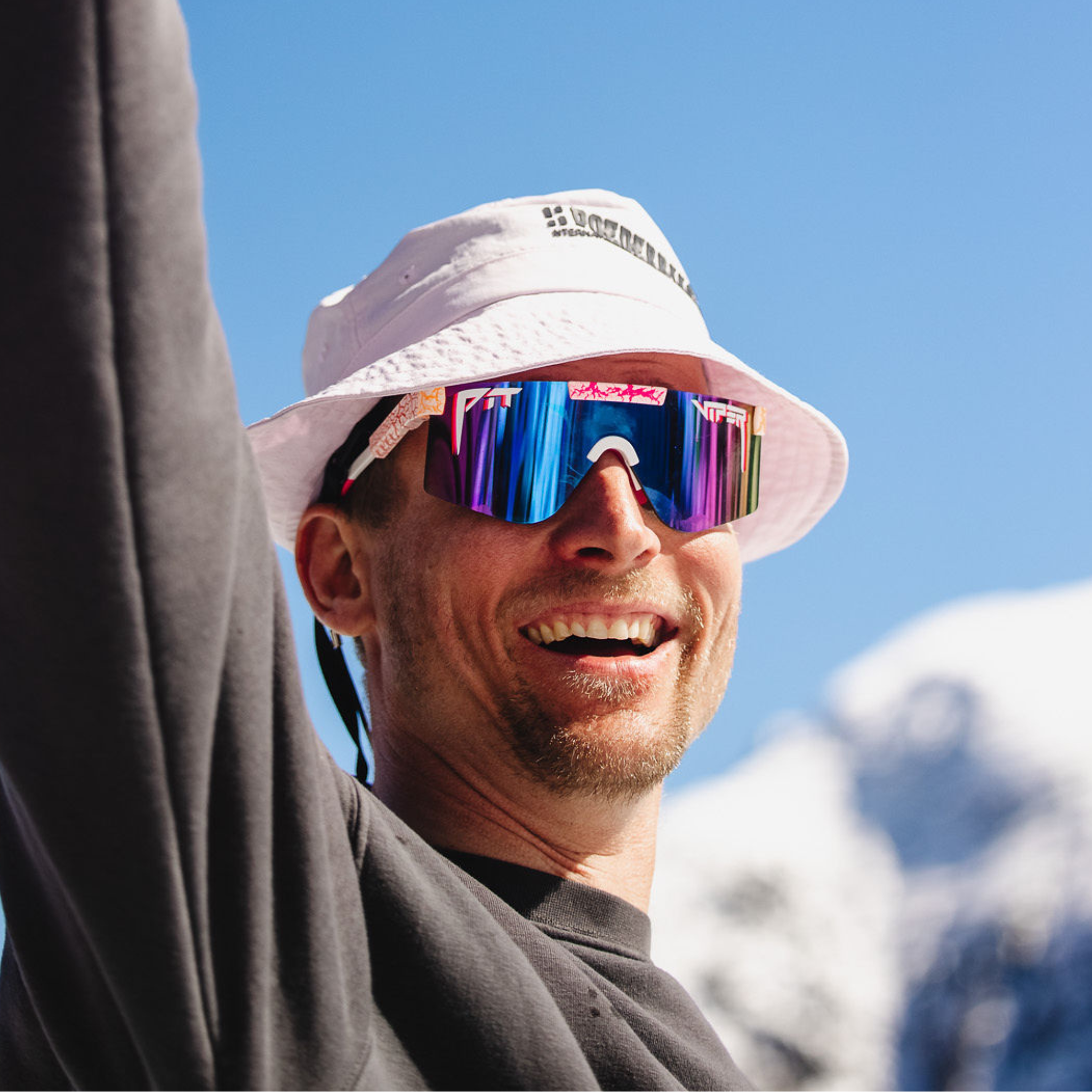 the_aftershock_original_2.0_regular_hdpv_polarized_blue-purple_lifestyle_snow