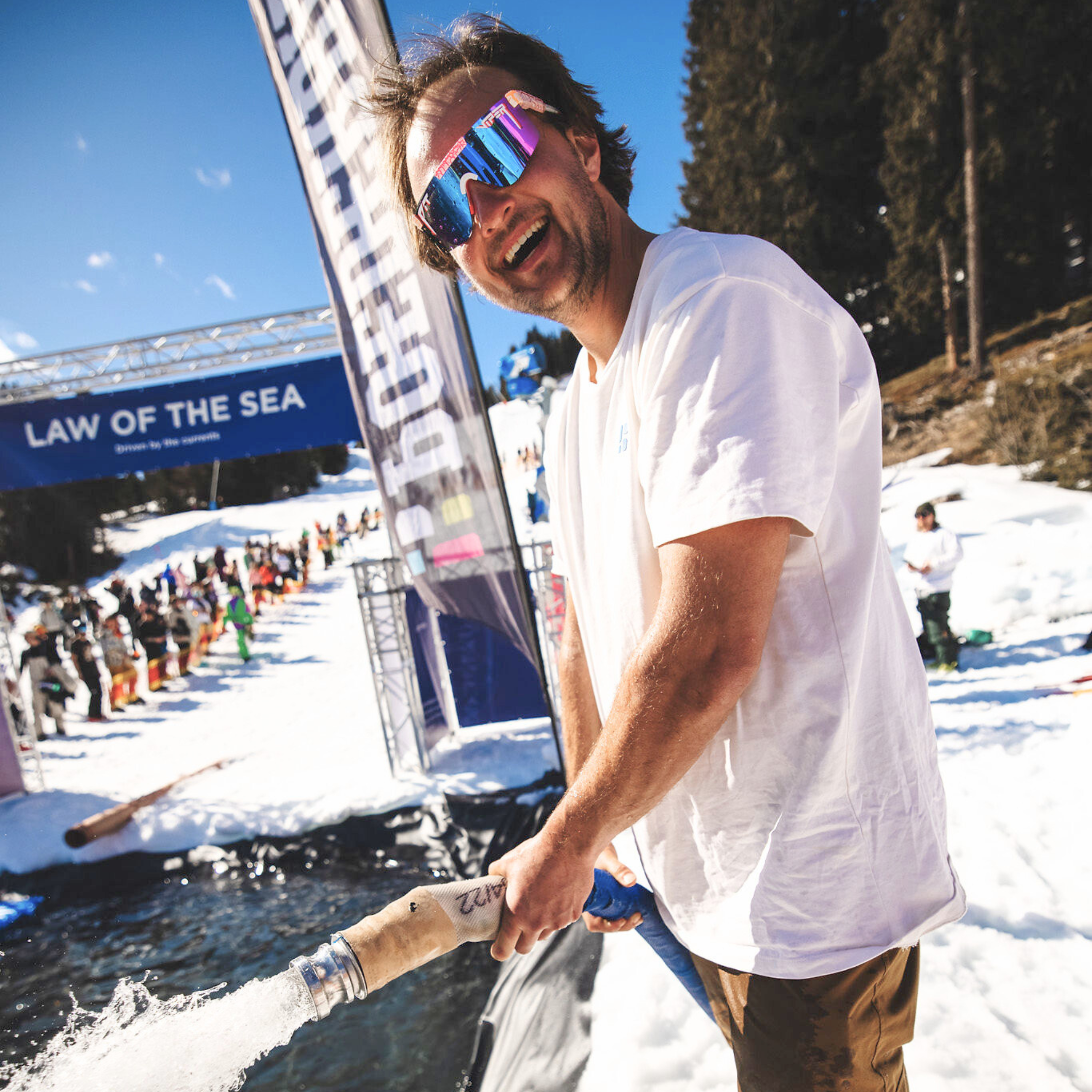 the_aftershock_original_2.0_regular_hdpv_polarized_blue-purple_lifestyle_snow_pondskim