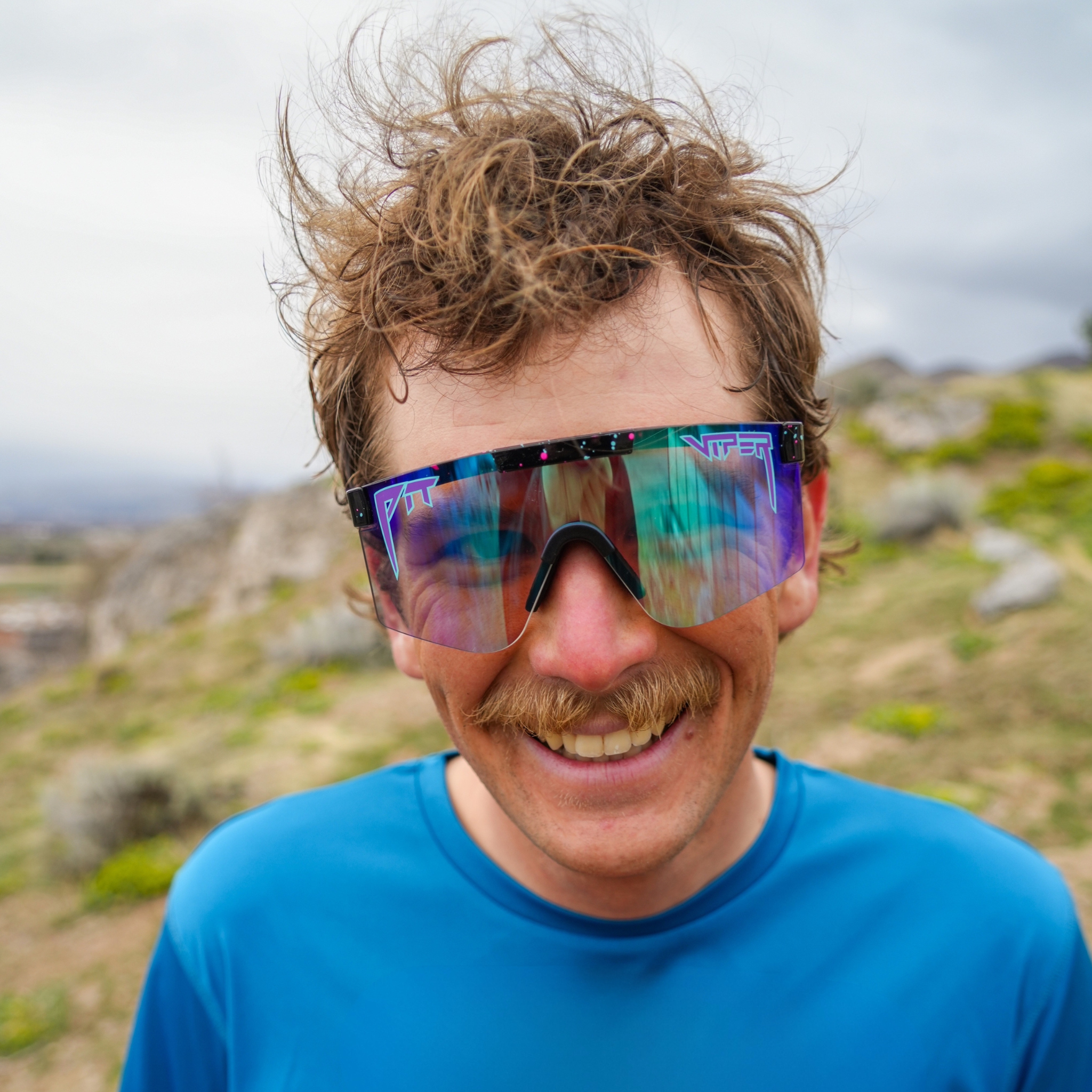 the_midnight_original_2.0_regular_photochromic_blue_lifestyle_close_up_running
